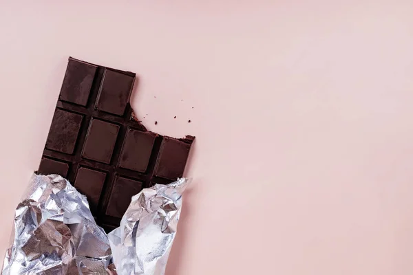 Barretta di cioccolato mordente in lamina con briciole — Foto Stock