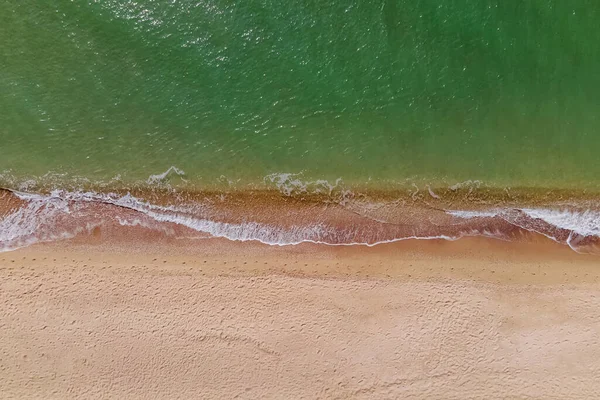 Vista aérea superior da praia com areia e ondas pequenas — Fotografia de Stock