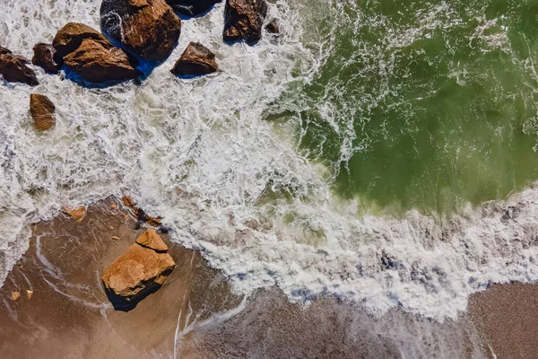 Légi kilátás tengeri hullámok a parton — Stock Fotó