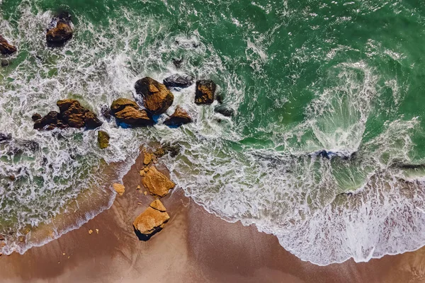 Vista aérea das ondas do mar na costa — Fotografia de Stock