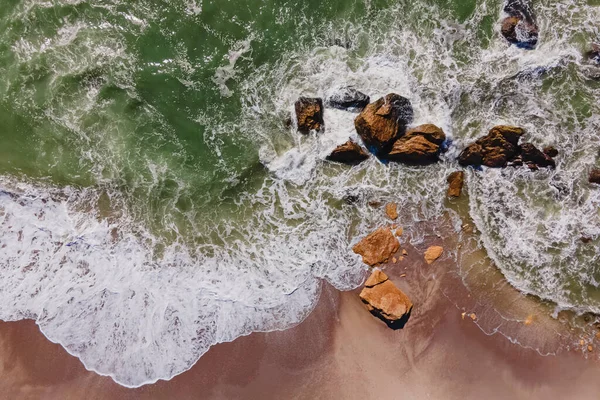 Vista aérea das ondas do mar na costa — Fotografia de Stock