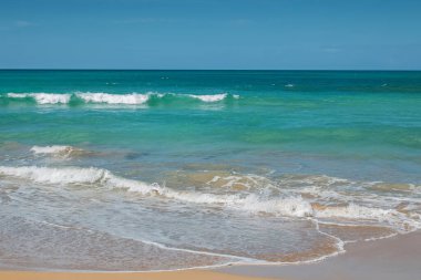 Turkuaz suyu olan boş tropik plaj..