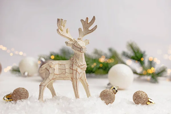 Houten rendieren en witte en gouden kerstballen met sno — Stockfoto