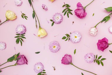 Çiçekler, yapraklar ve yapraklarla oluşturulmuş yaratıcı düz bir kompozisyon.