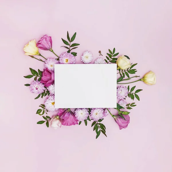 Composição floral criativa com papel em branco no centro. — Fotografia de Stock