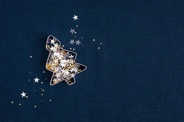 Moule d'arbre de Noël pour les biscuits remplis d'étoiles argentées et dorées — Photo