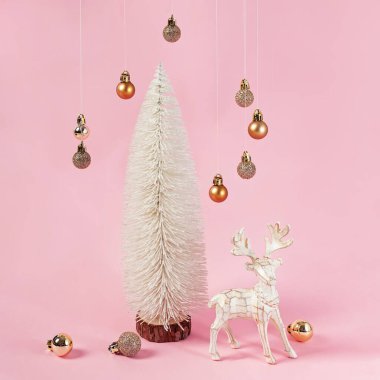 Beyaz ağaç, ren geyiği ve süs eşyalarıyla Noel minimalist kompozisyonu