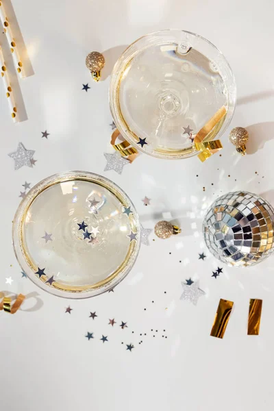 Deux verres de champagne dans un verre coupé — Photo