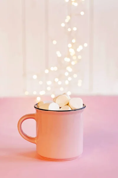 Coupe de chocolat chaud avec guimauves sur le dessus — Photo