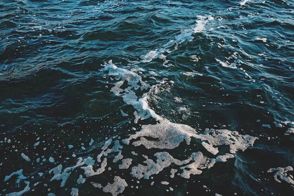 Морські хвилі глибокого зеленого кольору крупним планом . — стокове фото