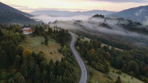 Montañas con niebla, vista aérea — Vídeos de Stock