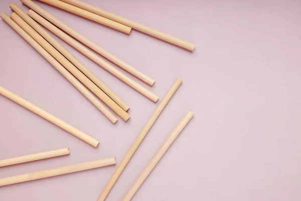 Reusable bamboo straws on the pink background, — Stock Photo, Image