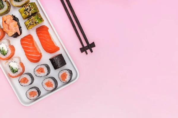 Sushi设置与鲑鱼粉红色背景 顶部视图 最低限度平铺构图 — 图库照片