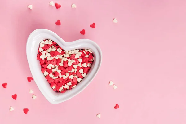 Hartvormige Kom Gevuld Met Suikerhagelslag Roze Ondergrond Template Voor Valentijnsdag — Stockfoto