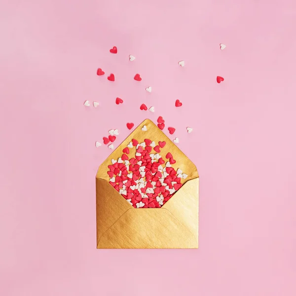Suiker Hittevormige Hagelslag Vliegen Uit Gouden Enveloppe Roze Valentijnsdag Concept — Stockfoto