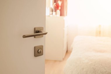 Metal kapı tokmağı ile açılan kapı.