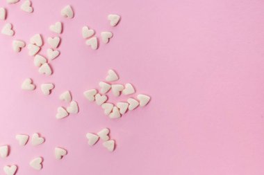 Şeker kalp şeklinde pembe arka planda serpiştirmeler