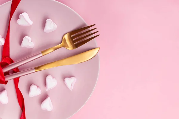 Fork and knife on the plate with hear shaped marshmallows — Stock Photo, Image