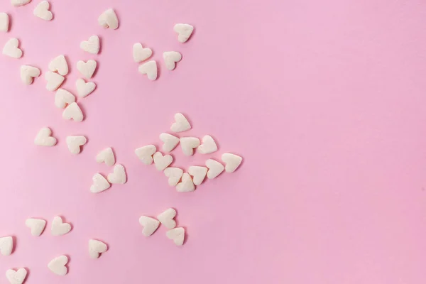 Zucker herzförmige Streusel auf rosa Hintergrund — Stockfoto