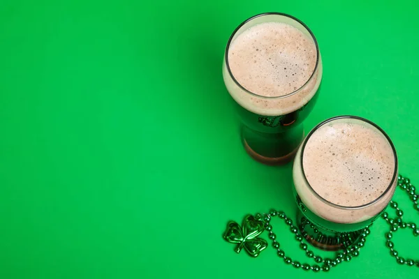 两杯深色粗壮的啤酒和传统的三叶草形装饰 — 图库照片