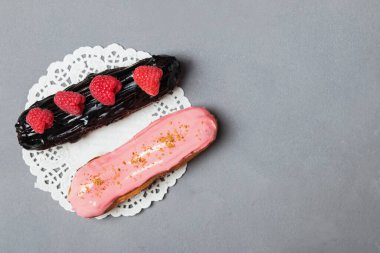 Ahududu ve çikolatalı nefis ekler.