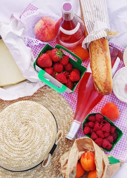 Picknick i fransk stil: ost, baguette, bär och rosévin — Stockfoto