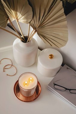 Tarafsız tonlarda modern yaşam biçimi.