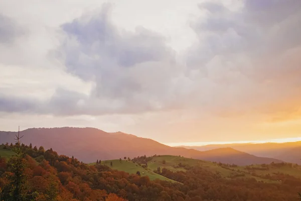Majestätischer Sonnenuntergang in den Bergen — Stockfoto