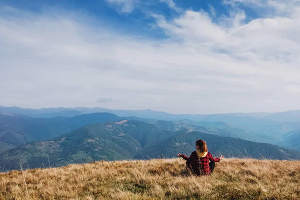 瞑想のポーズで山の峰を探して座って女性 — ストック写真