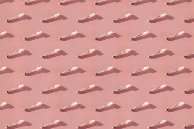 Pembe arkaplandaki şırıngalar pürüzsüz..