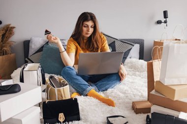 İnternetten bilgisayarını kullanan bir kadın.