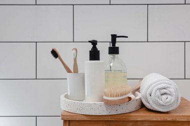 Beyaz ahşap zemin üzerine spa kompozisyonu