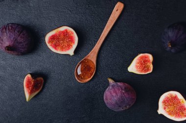 İncir reçeli ve siyah taş arka planda taze incir.,