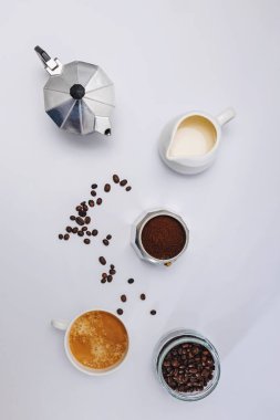 Moka pot, kahve çekirdekleri ve taze sıcak espresso ile dolu bir hayat.