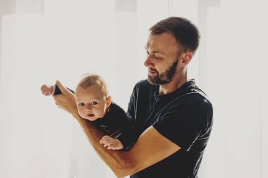 Genç babası ve tatlı çocuğu..