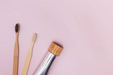 İki tahta bambu diş fırçası ve doğal diş macunu.