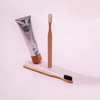 Ahşap diş fırçası ve doğal diş macunu kompozisyonu