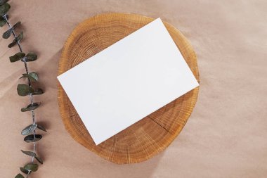 Tahta testerede boş kağıt maketi.