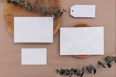 Doğal malzemeler ve boş kağıtlar, üst görünüm.