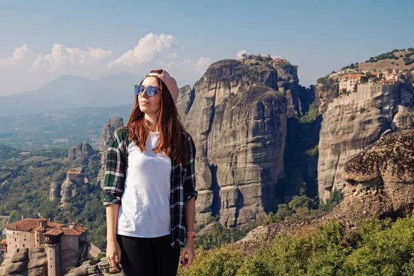 Női turista álló gyönyörű kilátás nyílik Meteora, Görögország — Stock Fotó