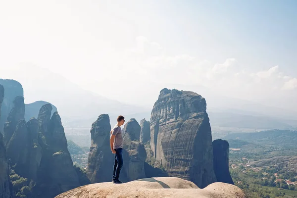 Homem olhando para rochas cênicas de Meteora, Grécia. — Fotografia de Stock