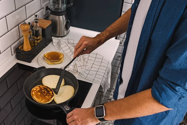 Homem cozinhar panquecas para o café da manhã ou brunch — Fotografia de Stock