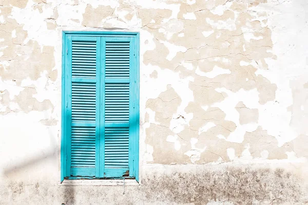 Wooden Turquoise window shutters on a grunge wall — Stock Photo, Image