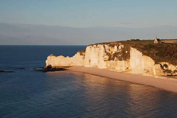 Hermosos acantilados blancos de Etretat a la luz del atardecer, —  Fotos de Stock