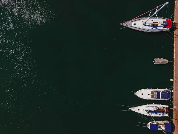 Vue aérienne de bateaux colorés dans la mer. — Photo