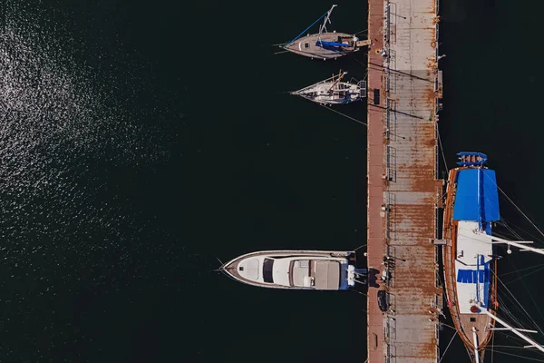 Vue aérienne de bateaux colorés dans la mer. — Photo