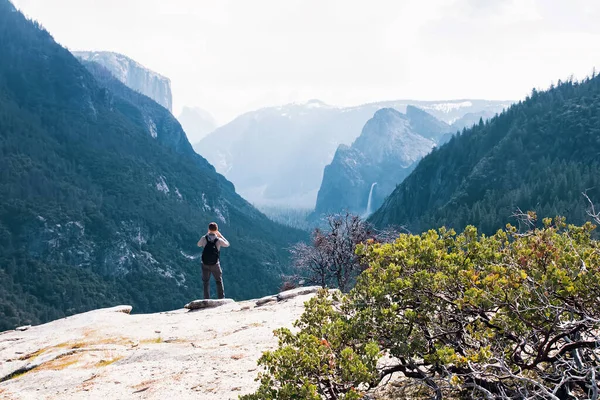 Hombre tomando fotos en el Parque Nacional Yosemite — Foto de Stock