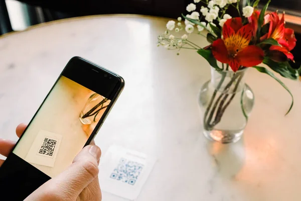 Férfi szkenneli a QR kódot mobiltelefonnal az étteremben. — Stock Fotó