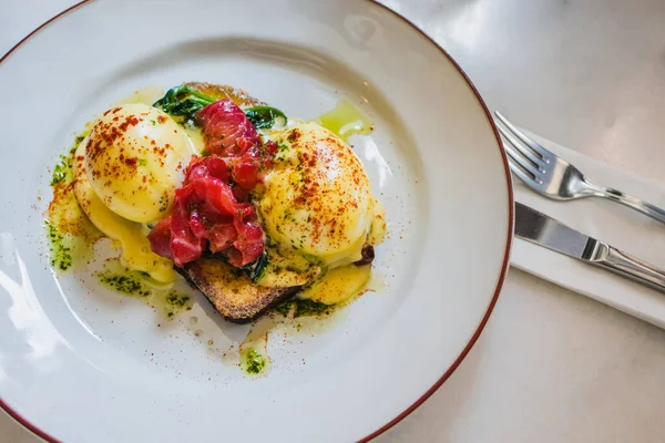 Närbild färsk ägg Benedict med rökt lax — Stockfoto