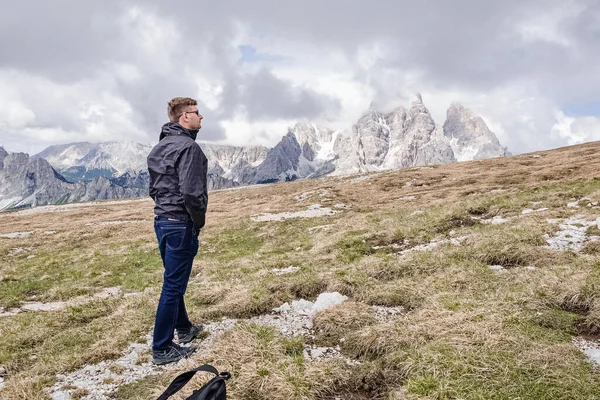Joven viajero senderismo en los Alpes Dolomitas montañas. — Foto de Stock